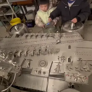 Çocuklarının Hayalini Gerçekleştirmek İçin Paslanmaz Çelikten Uçak Gemisi Yaptı