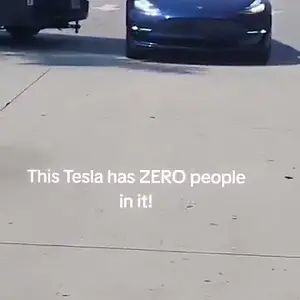 Sürücüsüz Tesla'nın Süpermarket Önünde Yarattığı Tehlike