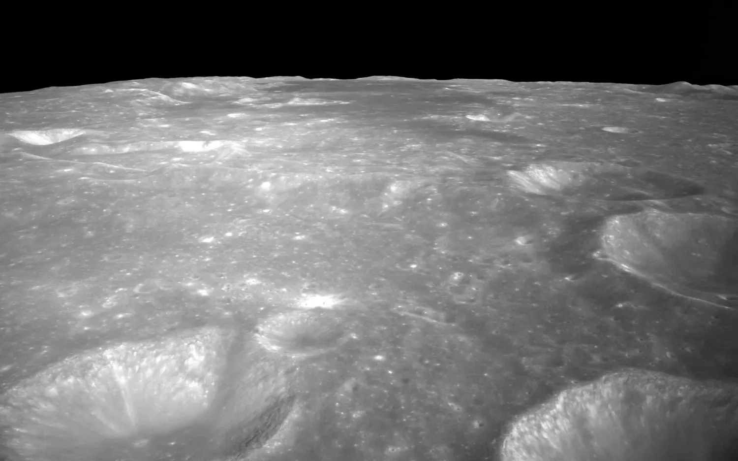 Çin'in Yapay Zekalı Aracı Chang'e 6'nın Ay'ın Uzak Tarafından Gönderdiği Görseller